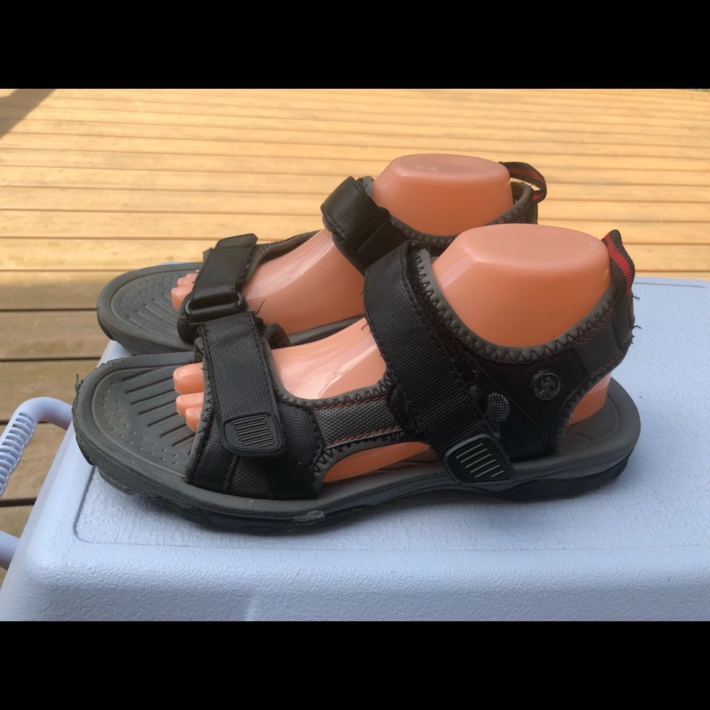 Northside men’s Black & Red Sport Sandals Size 9